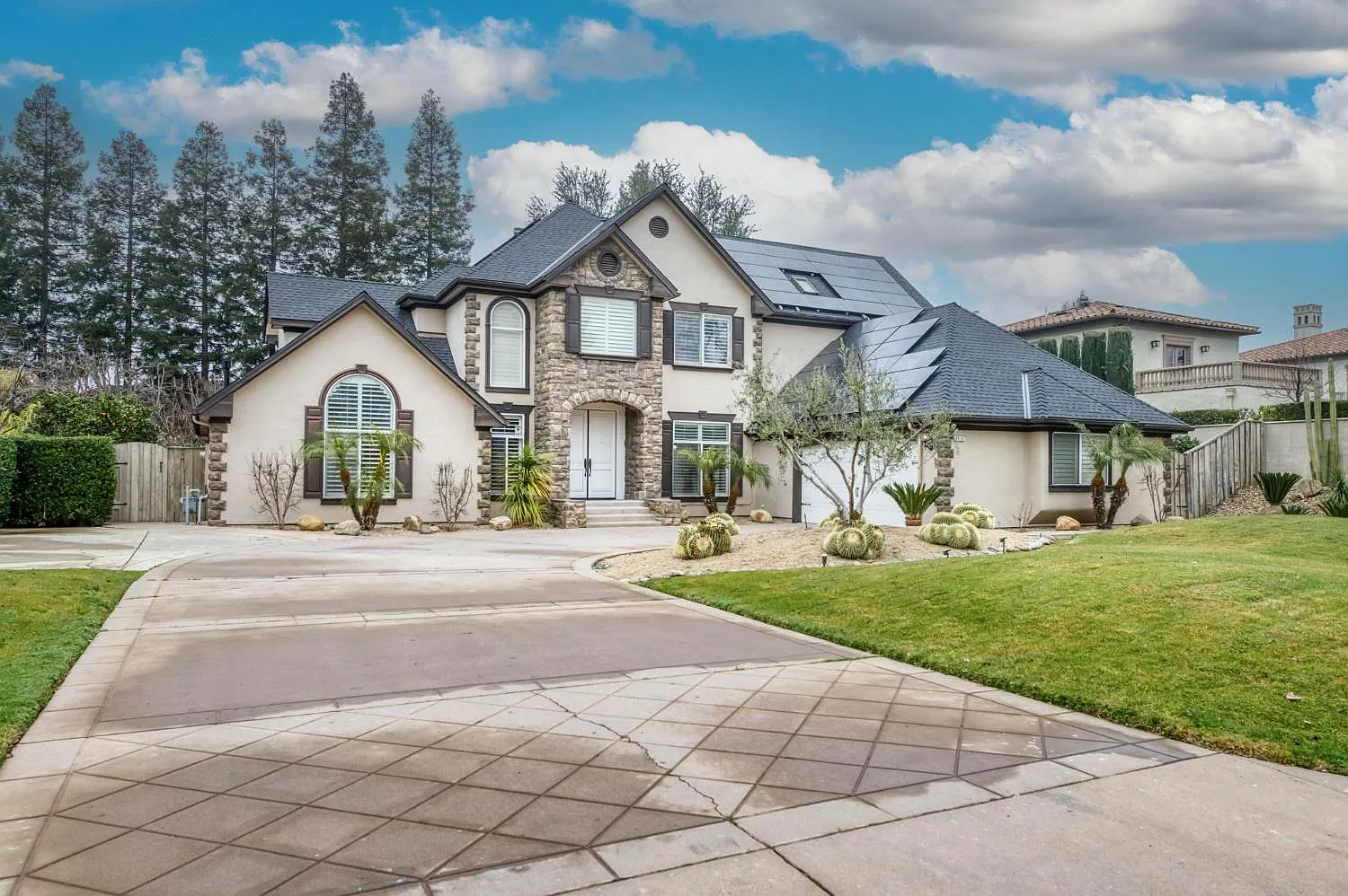 3 bed, 3 bath single family home in Fresno CA