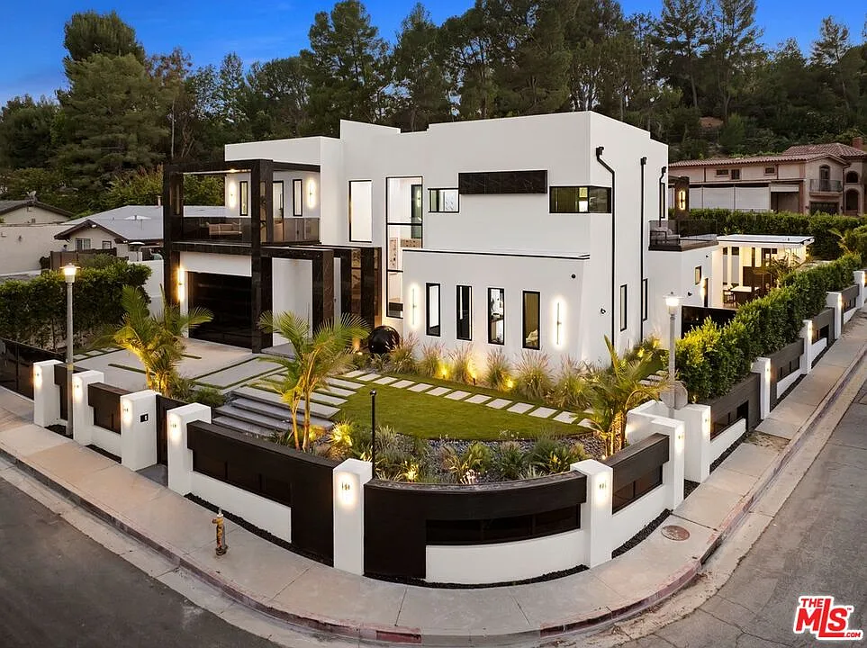 5 beds, 6 baths in 19641 Greenbriar Dr, Tarzana, CA 91356